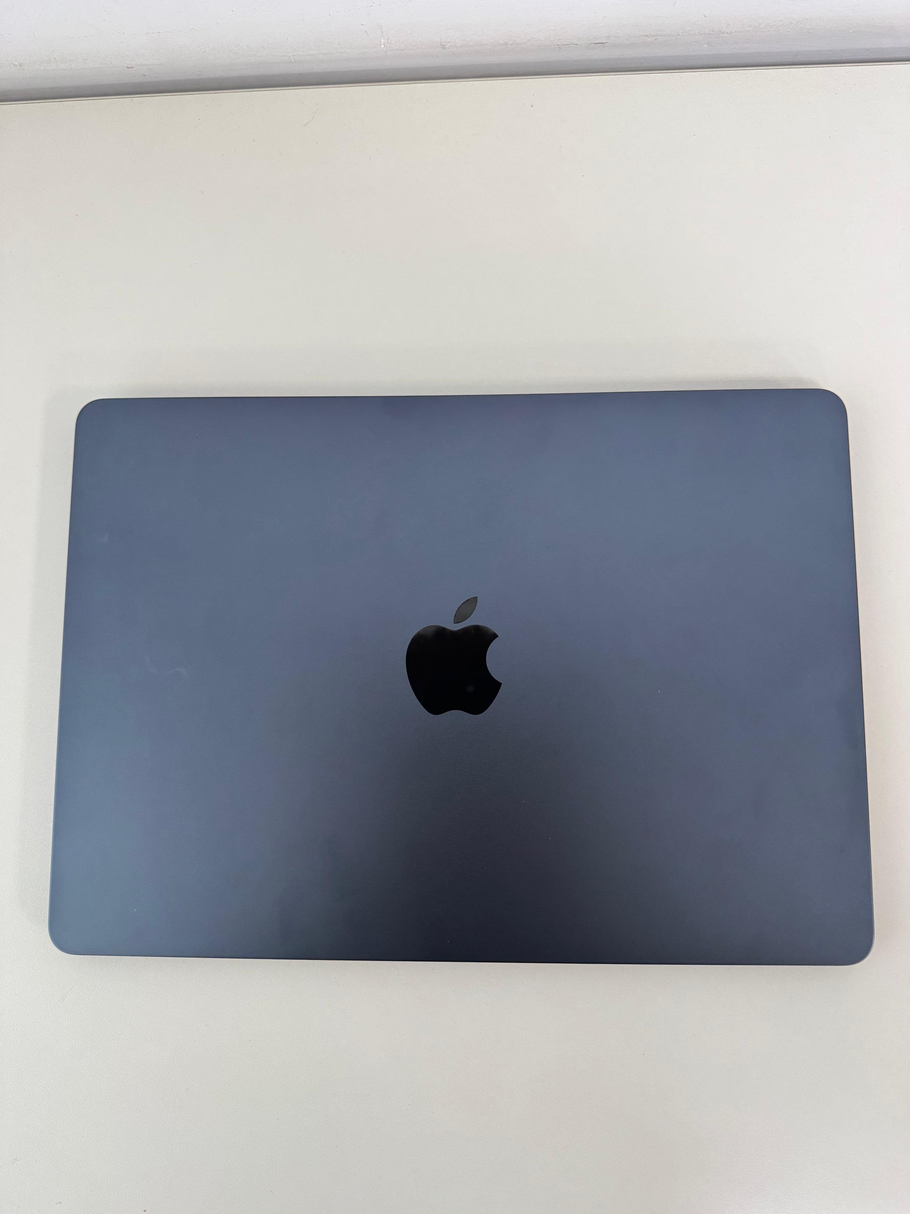 MacBook Air 13" (2025) M4 / 16GB / 256GB SSD Meia-noite - Seminovo